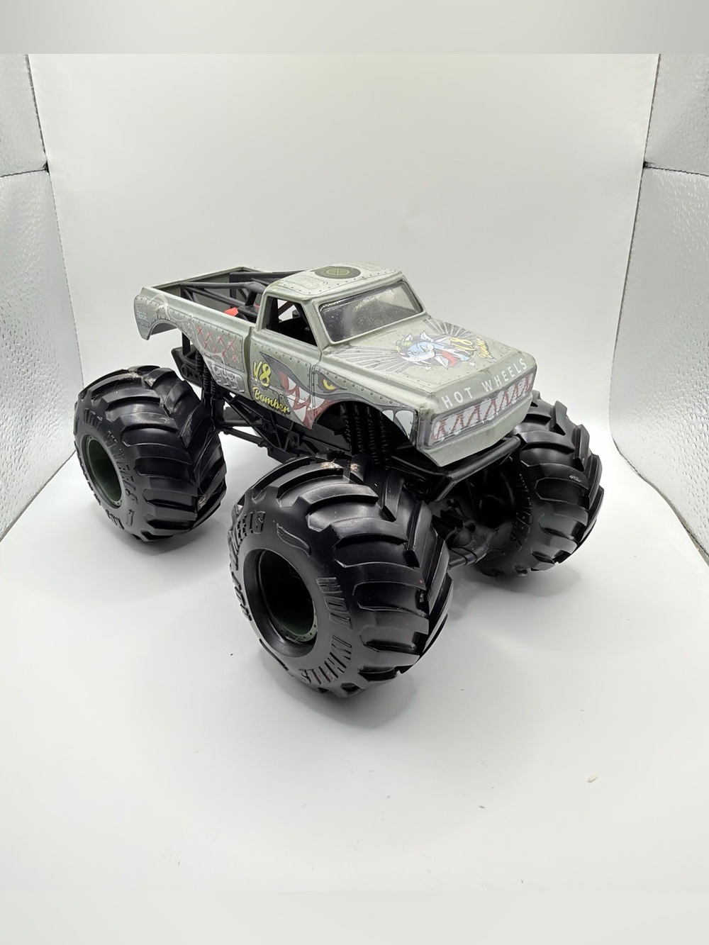 Hot Wheels ~ Monster Jam Truck ~ V8 BOMBER 1:24 scale